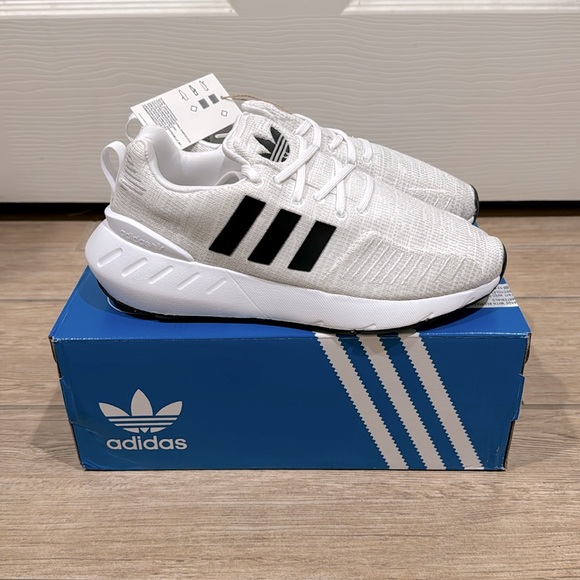 Adidas Originals Kids Swift Run 22 Shoes (Size: 4.5/7) - Picture 3 of 4